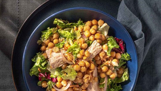 Kichererbsensalat mit Thunfisch, Kichererbsen und Blattsalat in einer dunkelblauen Schüssel.